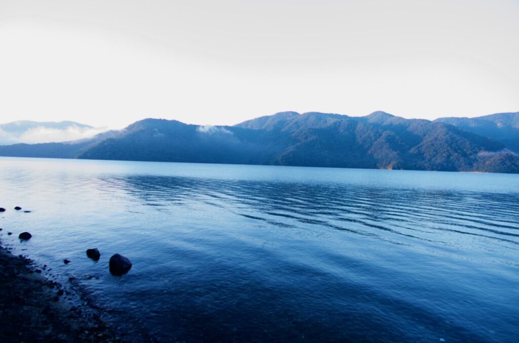 菖蒲ヶ浜キャンプ場から見る中禅寺湖