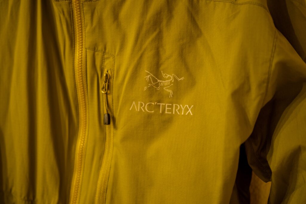 発色の良いカーキ色のカラー