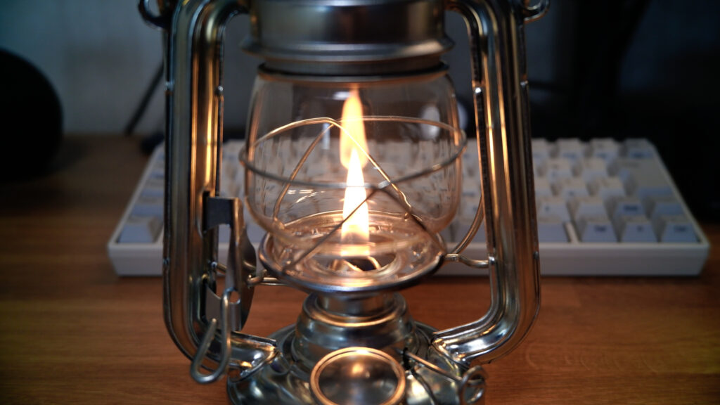 ランタンに火をつけるとゆらゆらと優しい光