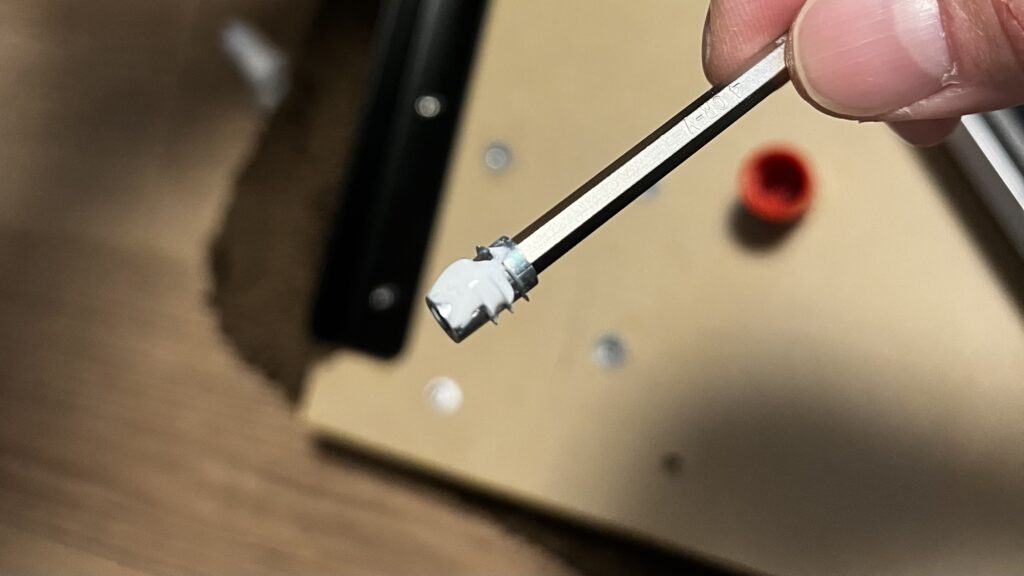 片側金属OKの木工用ボンドを塗布する