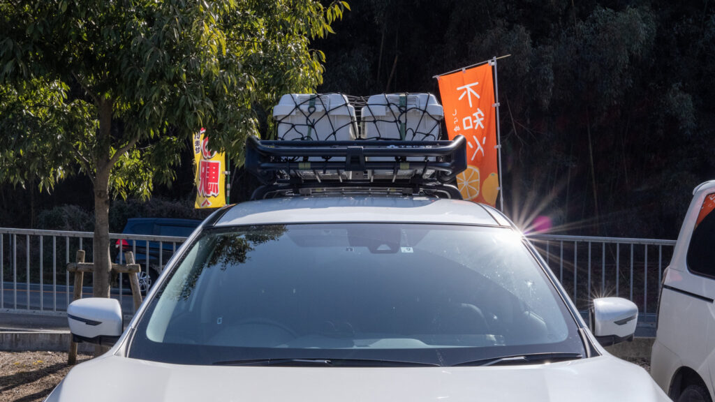 エエクストレイルに取り付けたTerzoのルーフラックに積載