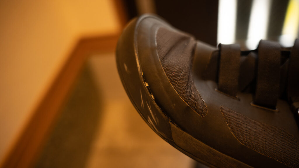 アラキスのソールがめくれかけている